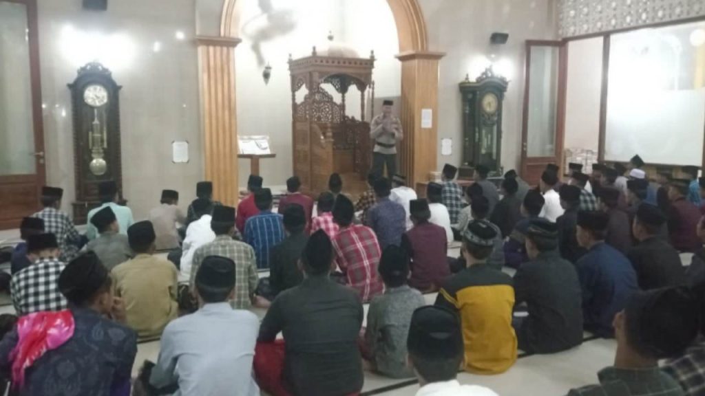 Polisi Sampang Masuk Pesantren