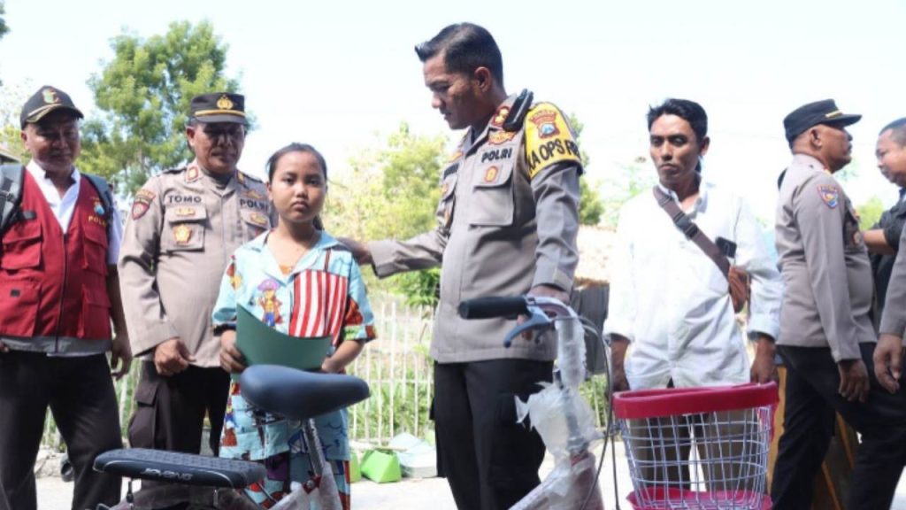 Kapolres Sampang Bantu Bocah Penemu Balon Bhayangkara
