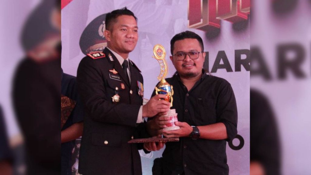 Harry, Jurnalis Sampang Raih Reward HUT Bhayangkara Ke-77
