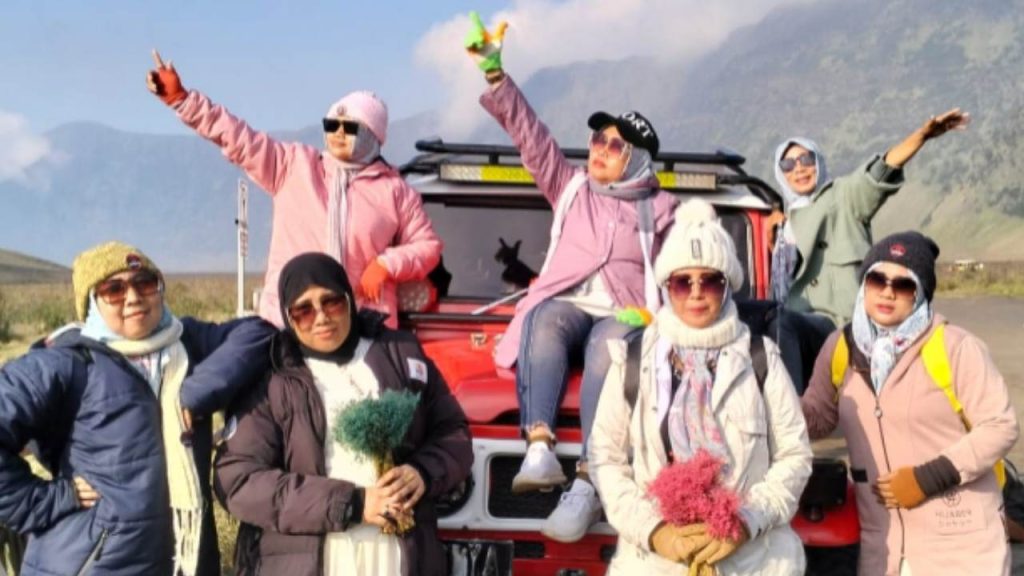 Refreshing Icha Lovers Peduli Goes To Bromo