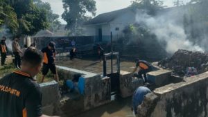Polisi Bersihkan Sampah di Bantaran Kali Omben