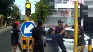 Dishub Sampang Pasangi Warning Light Dijalur Black Spot