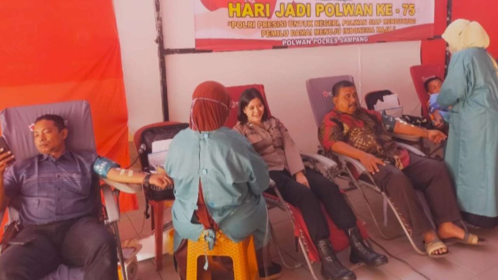 Polwan Polres Sampang Gelar Donor Darah