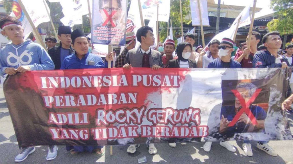 Demo Gerakan Pemuda Sampang Tolak Rocky Gerung