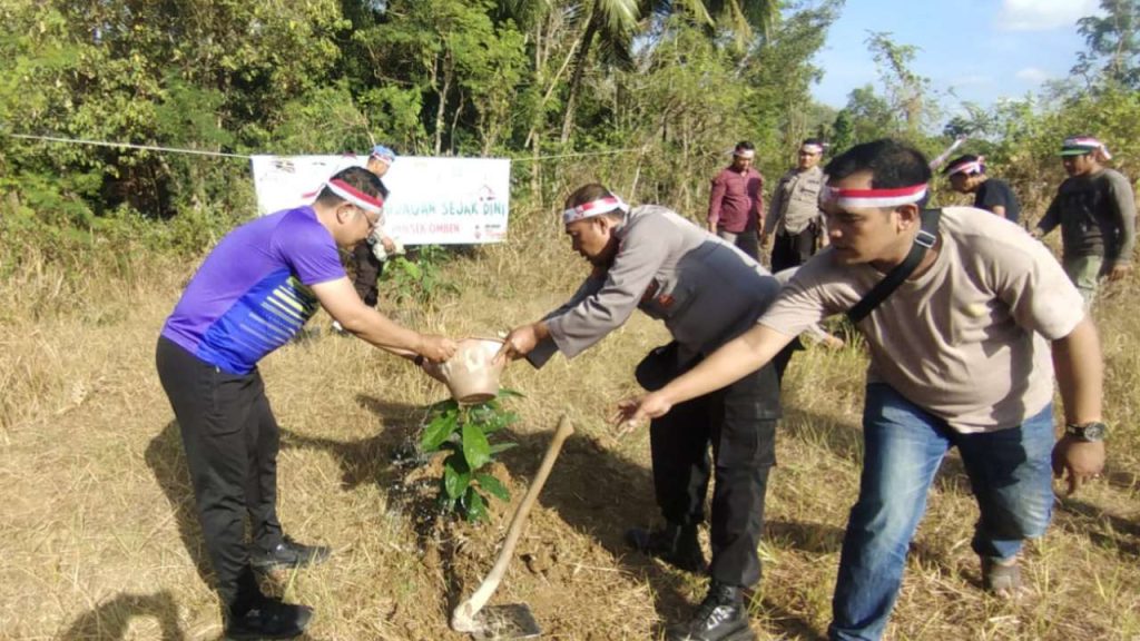 Tanam Bibit Pohon, Polsek Omben Peduli Lingkungan