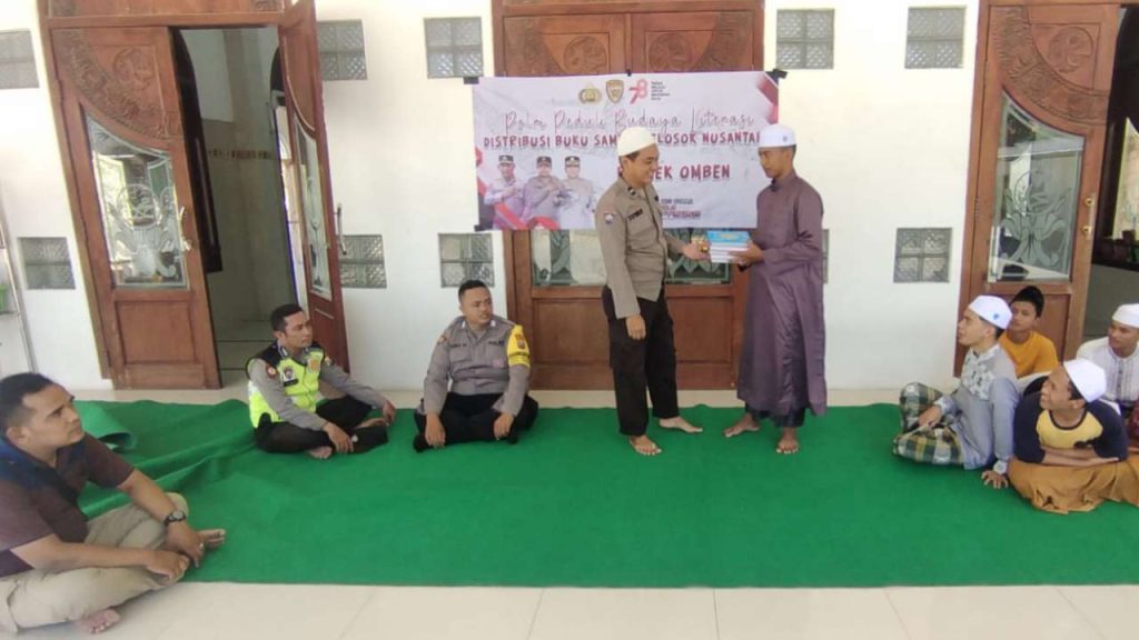 Jajaran Polres Sampang Beri Bantuan Al-Quran Ke Pesantren