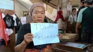 Pedagang Pasar Srimangunan Sampang Bentangkan Tulisan “Tolak Relokasi”