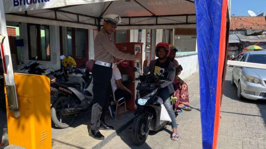 Satlantas Sosialisasi Kamseltibcarlantas Ke Pengunjung Pasar Sampang