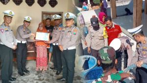 HUT Polantas Ke-68, Satlantas Polres Sampang Berbagi Bansos