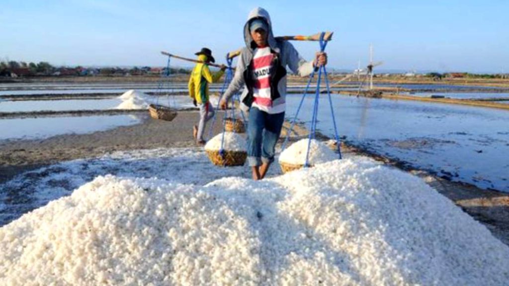 Harga Garam Rakyat di Sampang Tak Stabil