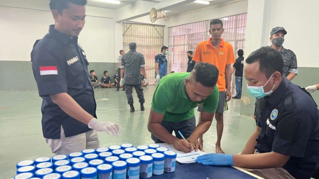 Petugas dan Napi Lapas Narkotika Pamekasan Dites Urine
