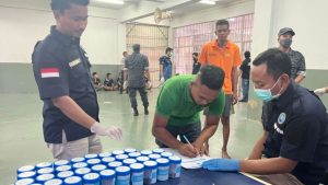 Petugas dan Napi Lapas Narkotika Pamekasan Dites Urine