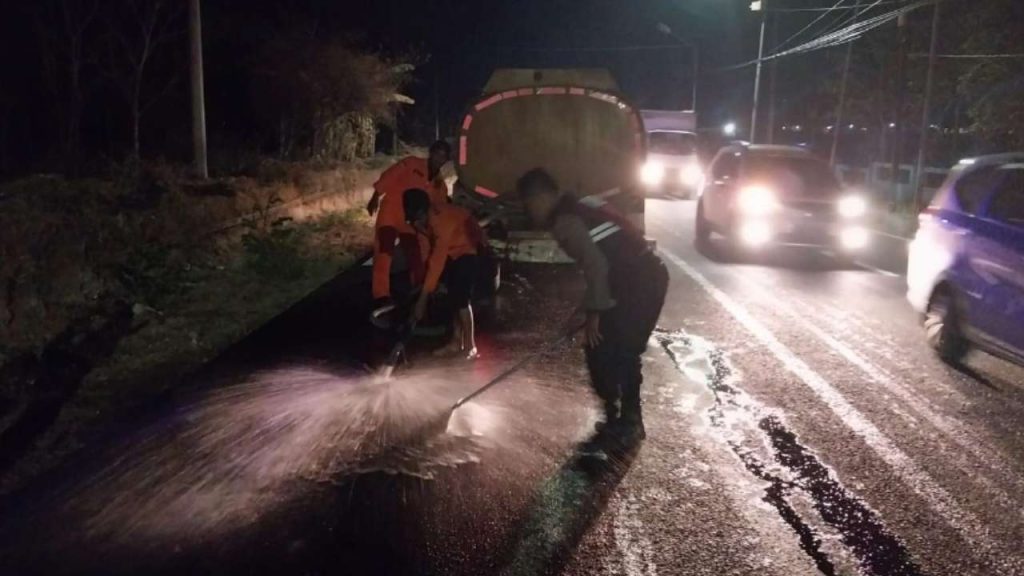 Pengendara Diimbau Waspada Melintasi Jalan Raya Jrengik Sampang