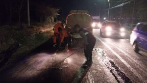 Pengendara Diimbau Waspada Melintasi Jalan Raya Jrengik Sampang