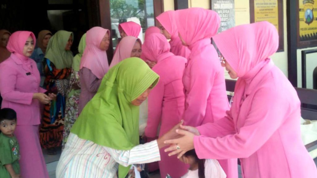 Bhayangkari Ranting Polsek Larangan Peduli Sesama