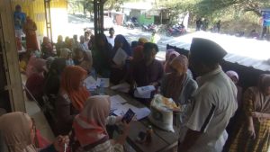Step By Step Pemdes di Omben Distribusikan Bantuan Pangan