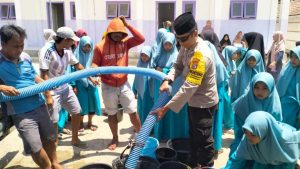 Polsek Omben Dropping Air Bersih Untuk Warga