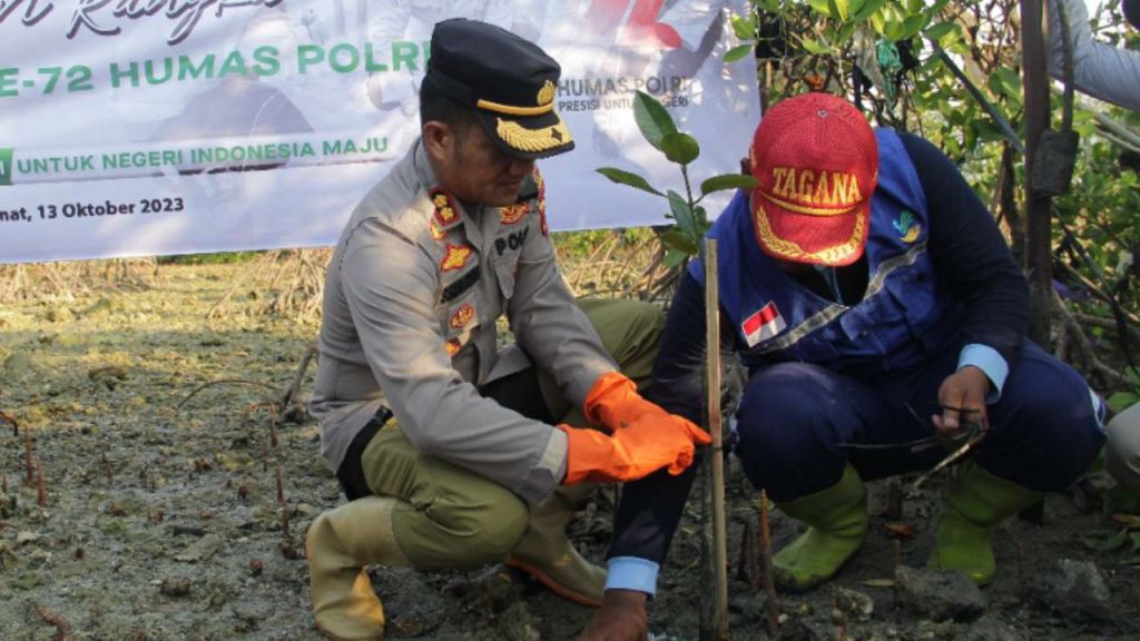 Peduli Lingkungan, Polisi Sampang Tanam 100 Bibit Mangrove