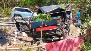 Salah Injak Gas, Pick Up Warga Omben Masuk Kuburan