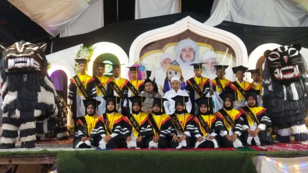 Kreativitas Santri Warnai Haflatul Imtihan Darut Tauhid 3 Madupat