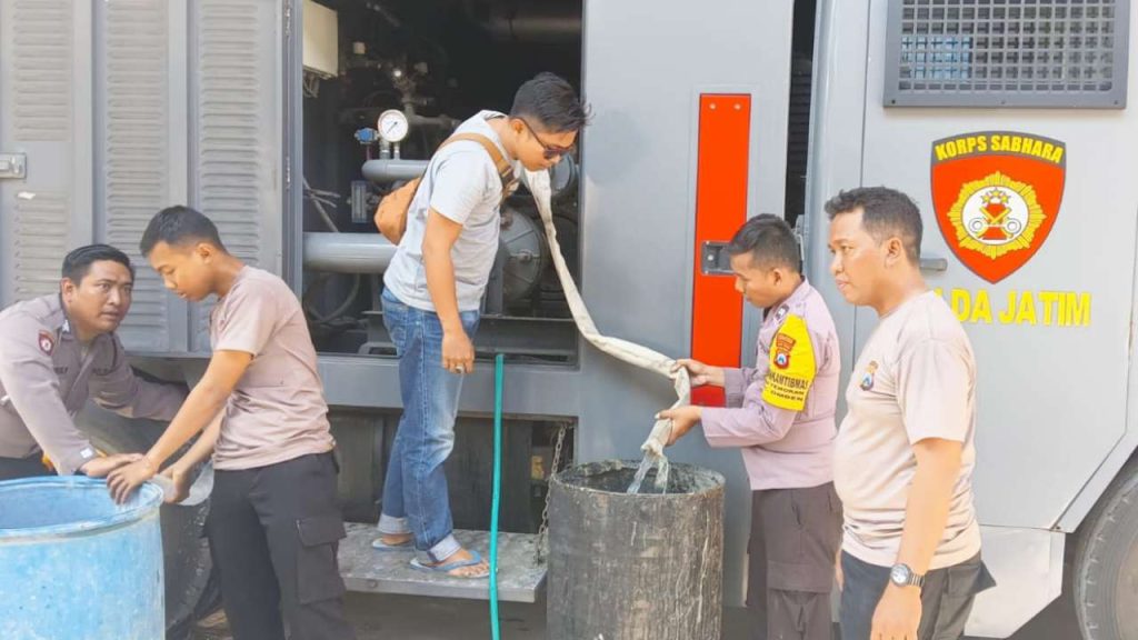 Water Canon Polres Sampang Masuk Desa Karang Gayam