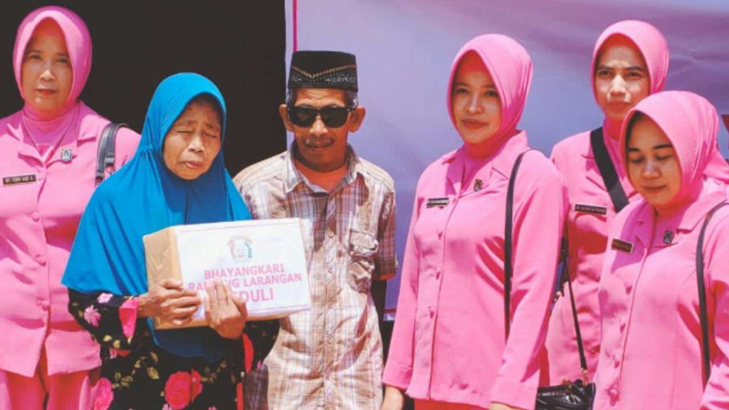 Bhayangkari Larangan Pamekasan Peduli Dhuafa