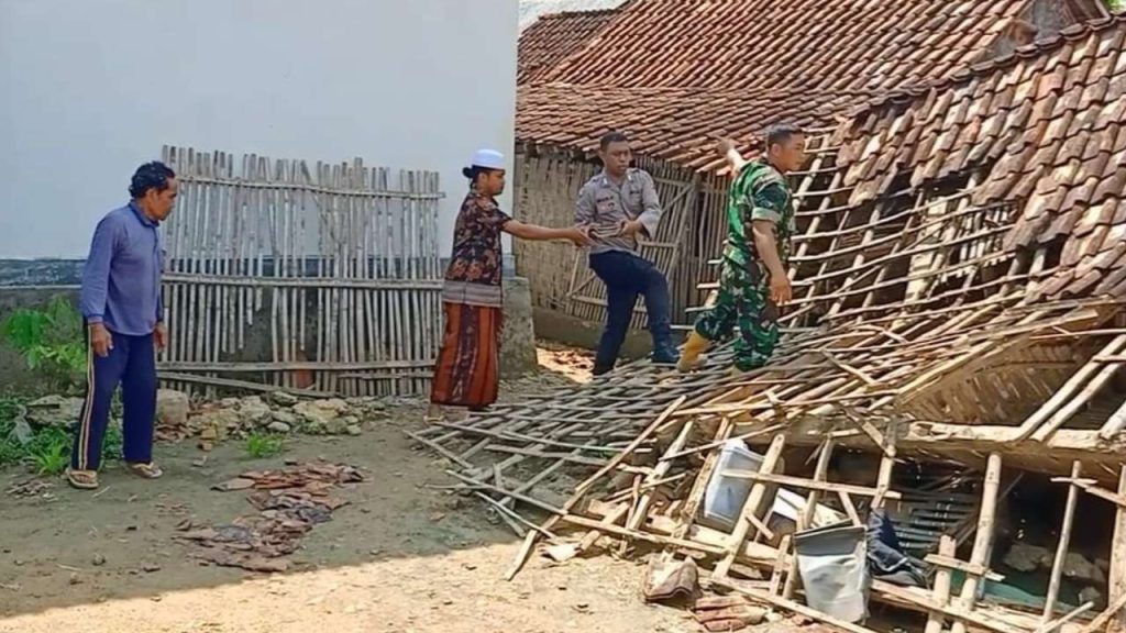 Pak Bhabin Sampang Peduli Korban Bencana