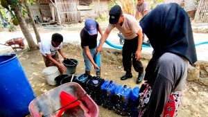 Eks Brimob Nusantara Polres Sampang Bantu Warga Kekeringan