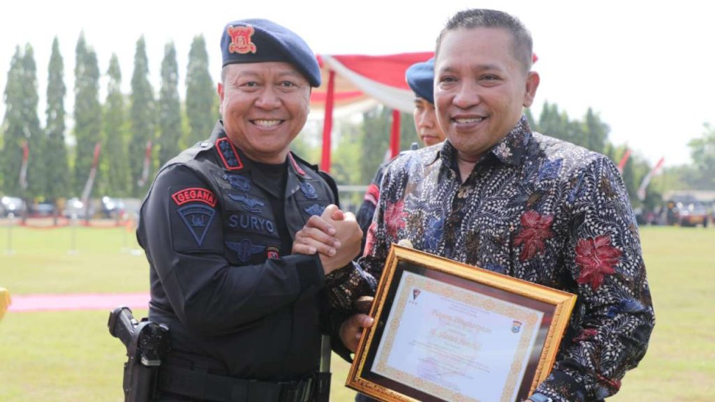 Bupati Sampang Dapat Reward Dari Brimob Polda Jatim