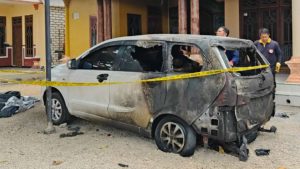 Tim Labfor Polda Jatim Olah TKP Mobil Terbakar di Ketapang