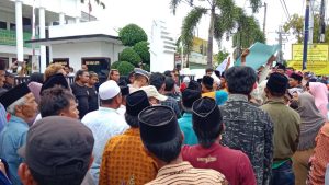 Kejari Sampang Diluruk Ratusan Warga Gunung Rancak