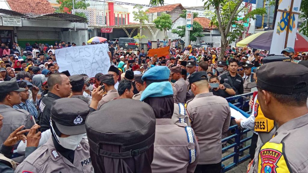 Warga Gunung Rancak Kepung Kantor BRI Sampang