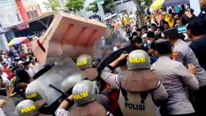 Aksi Demo Depan BRI Sampang Berujung Ricuh