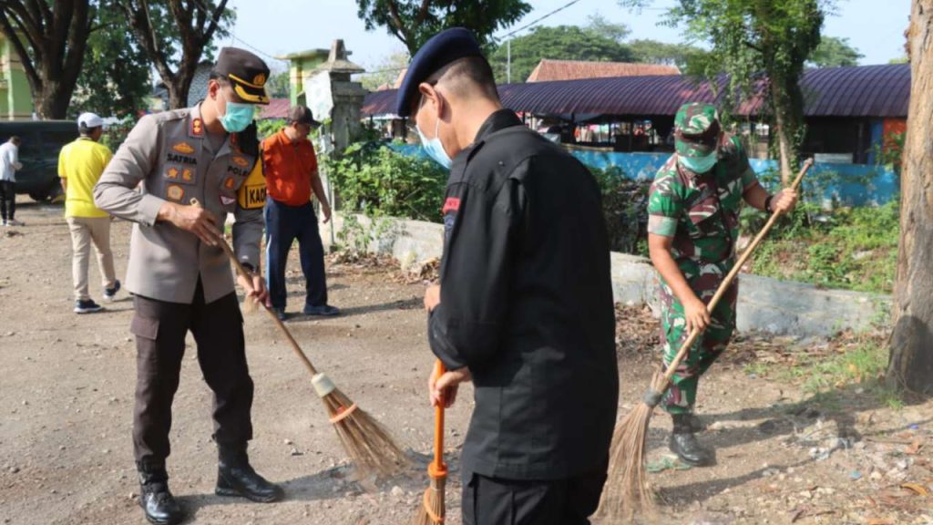 Kompak, TNI Polri Pamekasan Karya Bakti Pembersihan
