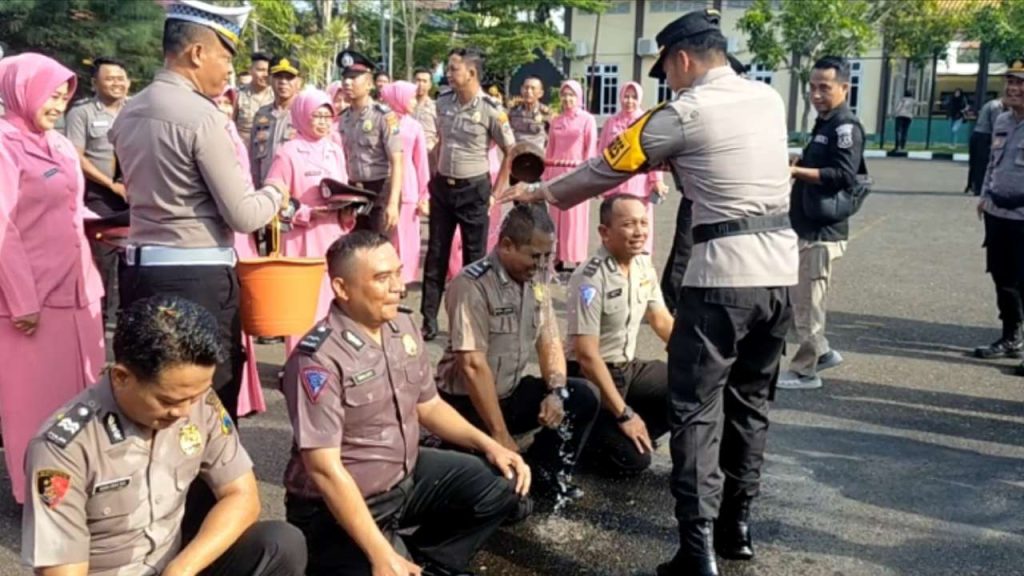 Naik Pangkat, 35 Anggota Polres Sampang Disiram Air