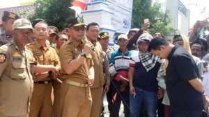 Warga Patarongan Demo Kantor DPMD Sampang