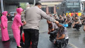 Anggota Polres Pamekasan Disirami Air Kembang