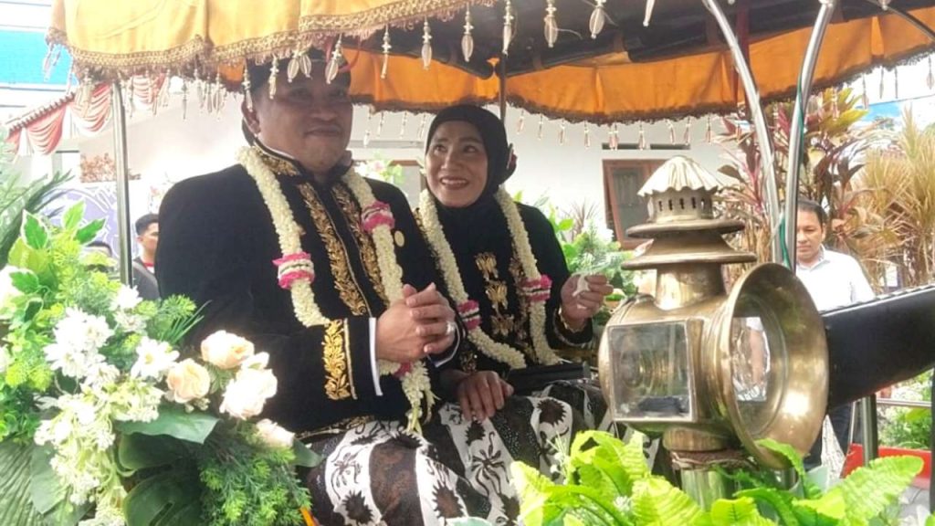 Dikelilingi Masyarakat, Bupati Sampang Pamit Pulang Naik Dokar