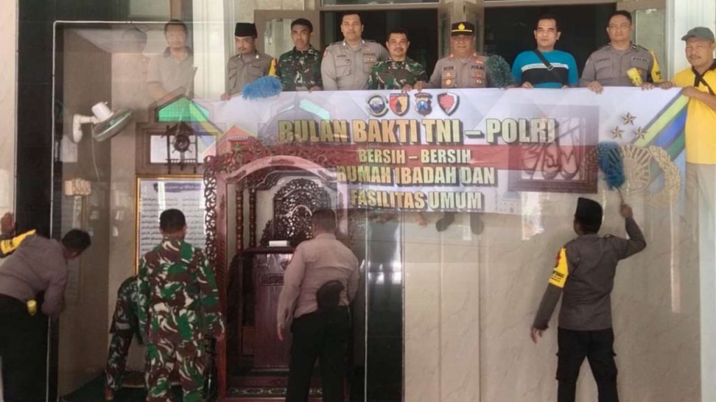 Bulan Bakti TNI-Polri, Polsek Omben Bersih-Bersih Masjid