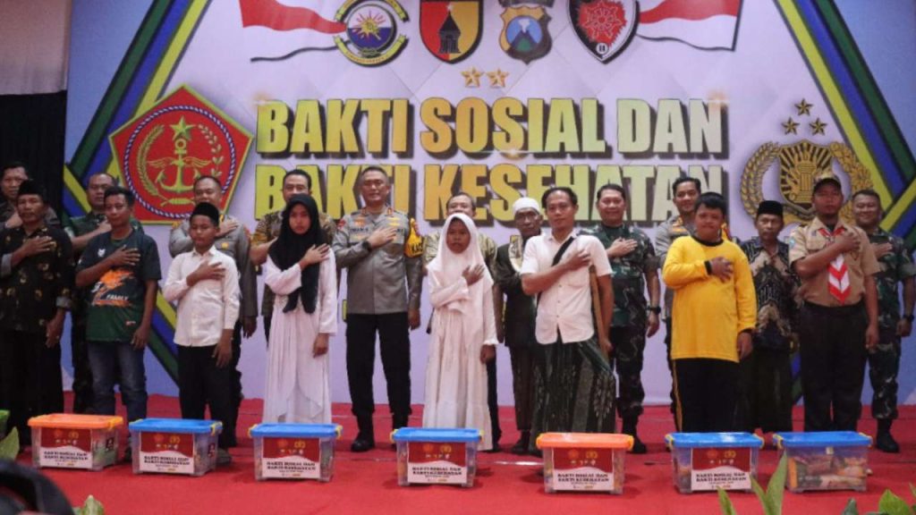 Kapolda Jatim dan Pangdam V/Brawijaya Laksanakan Bulan Bakti TNI-POLRI di Sampang