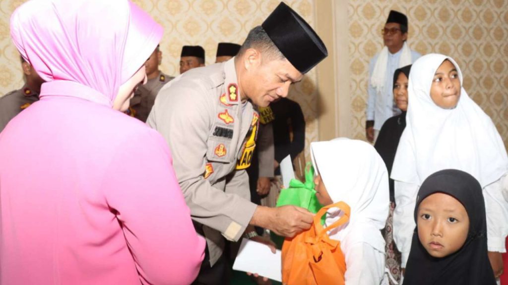 Santuni Anak Yatim, Kapolres Sampang Berharap Pemilu 2024 Damai