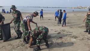 Prajurit TNI Pamekasan Bersih-Bersih Pantai Tiga Dermaga