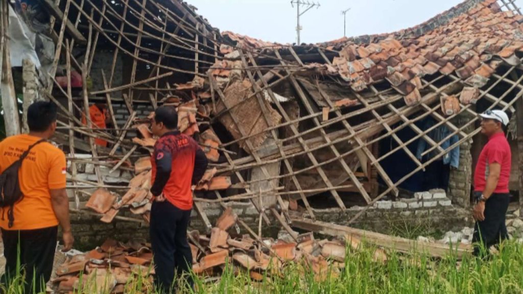 Rumah Warga Kramat Sampang Ambruk Dihantam Angin