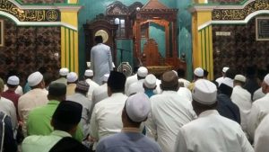 Antusias Jamaah Sholat Tarawih Pertama di Masjid Ar-Rohmah Temoran