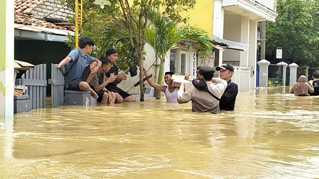 Polres Sampang Turba Ke Korban Banjir di Tiga Kecamatan