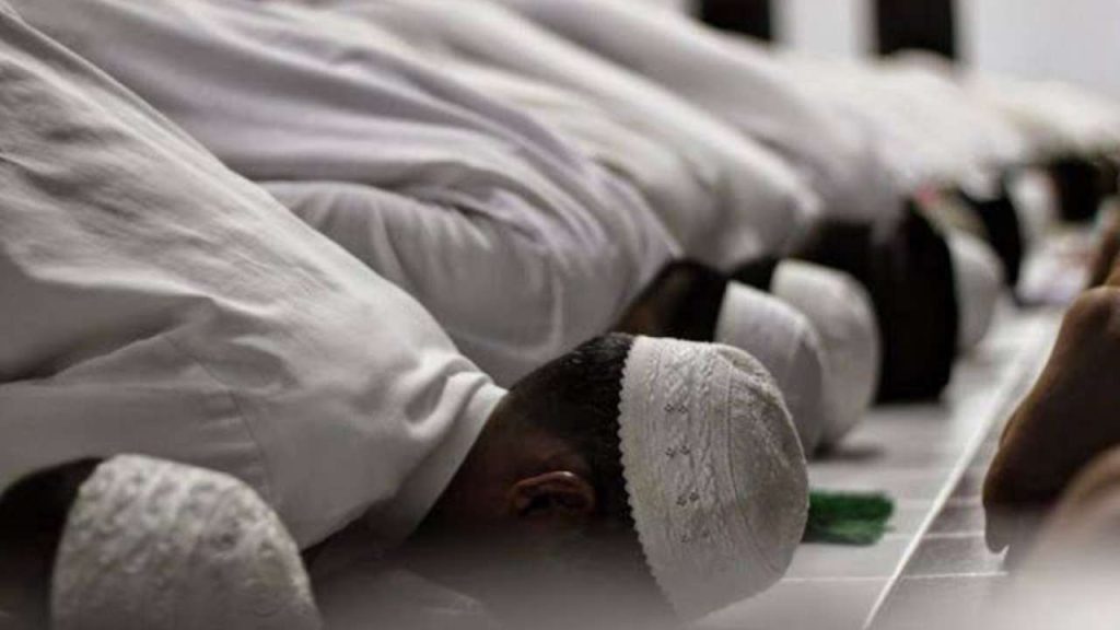 Apa Hukum Sholat Tarawih…?