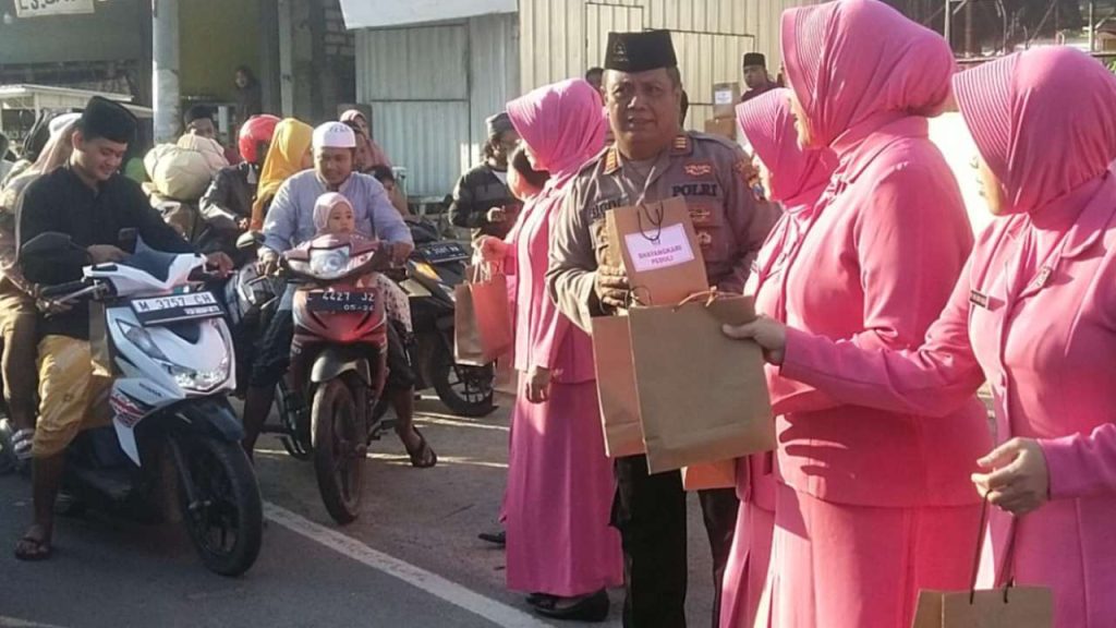 Momen Ramadhan, Bhayangkari Polsek Omben Berbagi Keberkahan