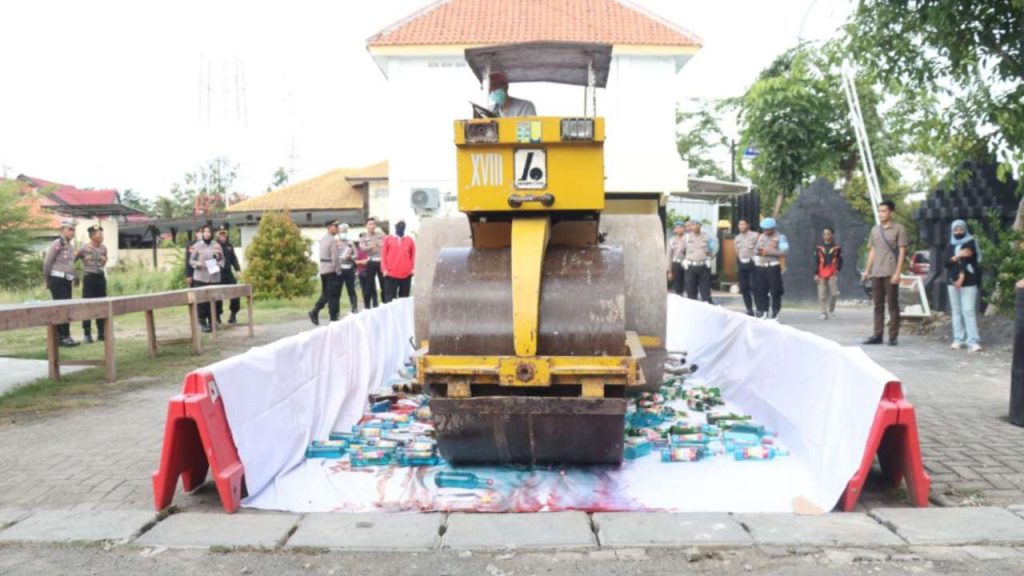 Ratusan Botol Miras Hasil Operasi Pekat di Sampang Dihancurkan