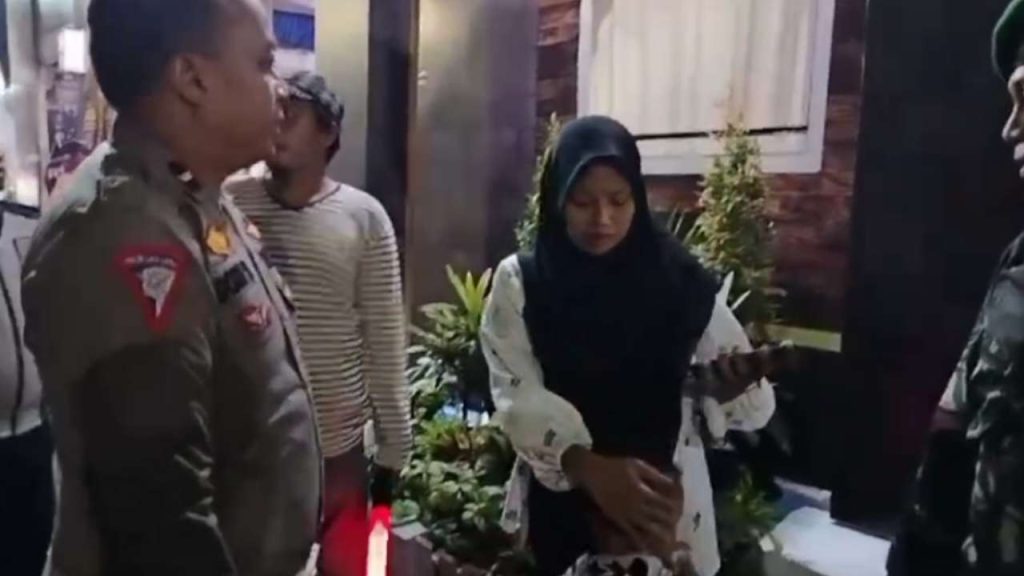 Petugas Posyan Ops Ketupat Pertemukan Ibu dan Anak Terpisah di Alun-Alun Sampang