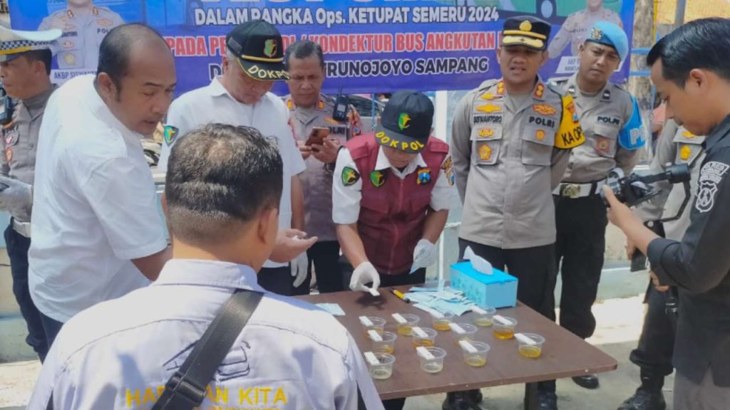Jelang Arus Balik Mudik, Polres Sampang Test Urine Sopir Bus